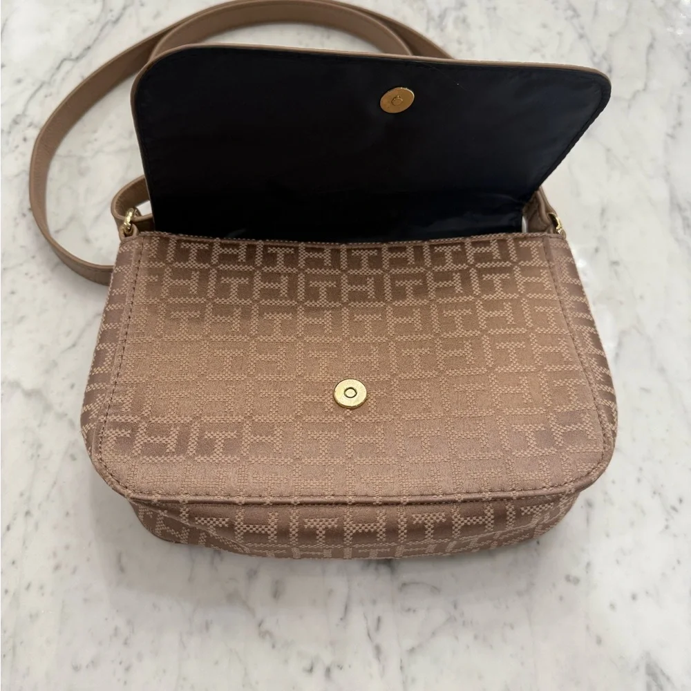 Vintage Tommy Hilfiger Women's Crossbody Purse Brown Tan EXCELLENT CONDITION - Picture 3 of 5